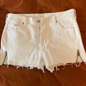 White Levi’s denim shorts